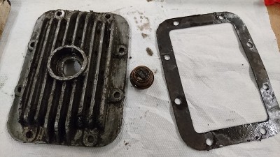 DSC_4531.JPG (173.62 KiB) 178806 mal betrachtet Dichtung der Öl-Schraube wurde entweder vergessen oder sie hat sich aufgelöst.