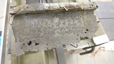 DSC_4573.JPG (146.67 KiB) 200614 mal betrachtet Stützblech in der Mitte des Schwellers.. oder der Rest davon